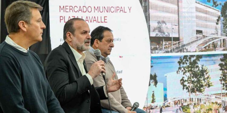 El municipio bahiense presentó el proyecto para recuperar el Mercado Municipal y la plaza Lavalle La iniciativa contempla la refuncionalización integral del histórico edificio y la renovación de la plaza Ricardo Lavalle mediante un esquema de inversión público-privada. El objetivo es convertir el sector en un nuevo polo gastronómico, comercial, cultural y de encuentro para la comunidad.
