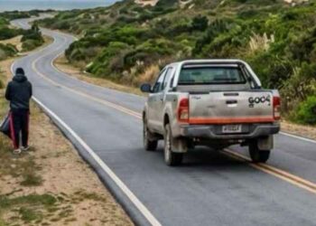 Limpieza de banquina en el camino entre Sauce Grande y Monte Hermoso. Advirtieron que entre los elementos encontrados predominan los plásticos.