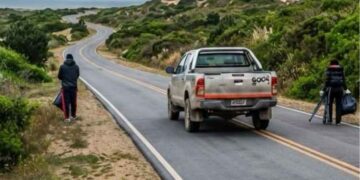 Limpieza de banquina en el camino entre Sauce Grande y Monte Hermoso. Advirtieron que entre los elementos encontrados predominan los plásticos.