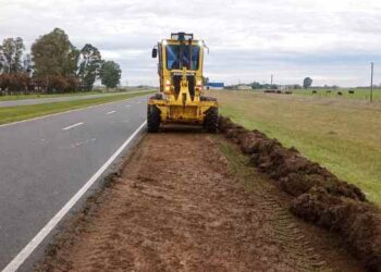 Mantenimiento de banquinas en ruta 78 acceso a Monte Hermoso
