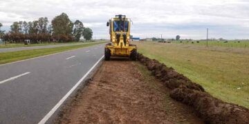 Mantenimiento de banquinas en ruta 78 acceso a Monte Hermoso