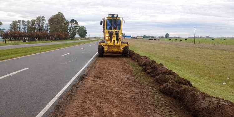 Mantenimiento de banquinas en ruta 78 acceso a Monte Hermoso