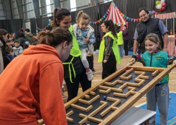 Monte Juega en el Polideportivo