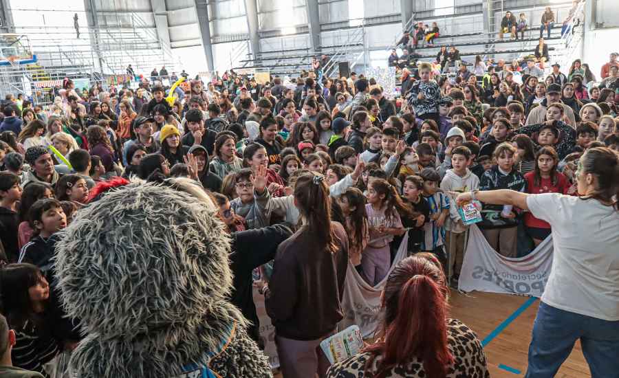 Monte Juega en el Polideportivo Municipal