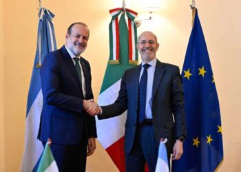 Susbielles junto al embajador italiano