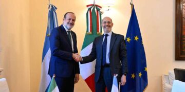 Susbielles junto al embajador italiano