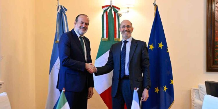 Susbielles junto al embajador italiano