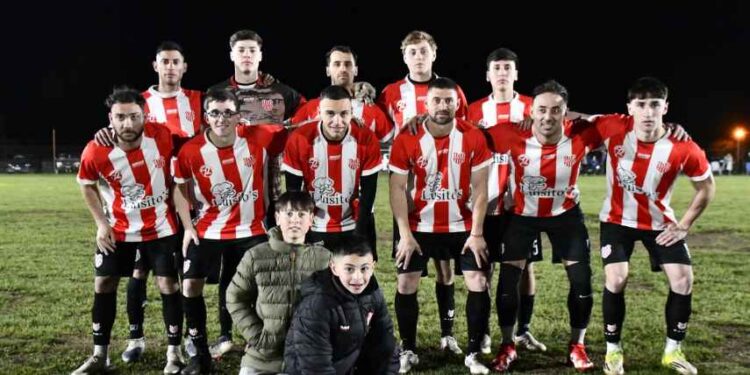 Atlético Monte Hermoso volvió a ser letal, goleó a Progreso y quedó muy cerca de asegurar la ventaja deportiva  El líder se impuso 4 a 0 en El Perdido después de atravesar un comienzo complicado y llegó a los 75 puntos. Progreso tuvo varias oportunidades en los primeros minutos, pero Atlético respondió con la contundencia que viene marcando su campaña.