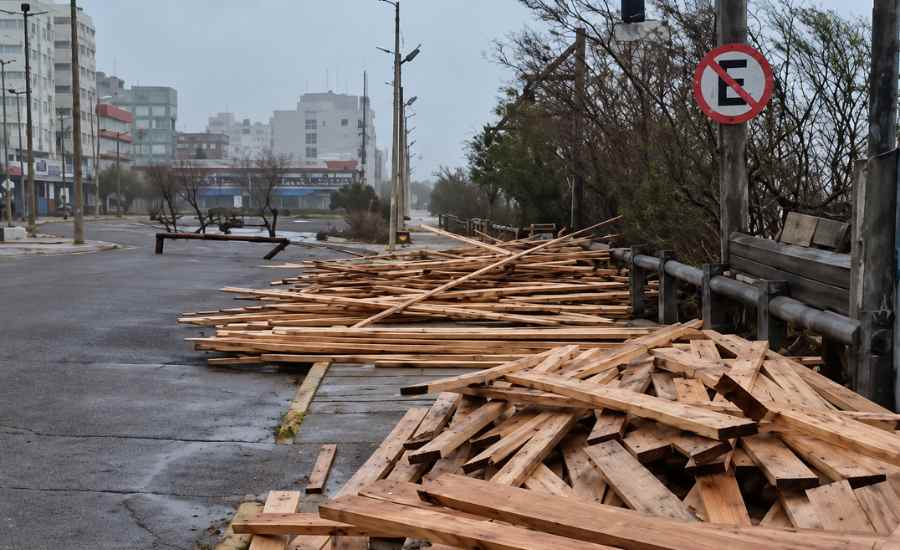 Destrozos en paradores tras el temporal en Monte Hermoso Destrozos en paradores tras el temporal en Monte Hermoso