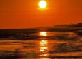 El sol vuelve a esconderse sobre el mar