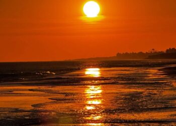 El sol vuelve a esconderse sobre el mar