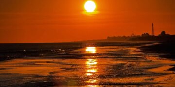 El sol vuelve a esconderse sobre el mar