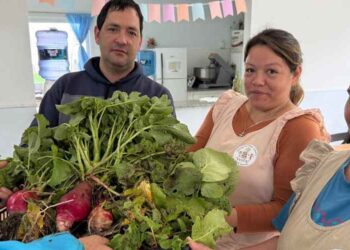Entrega de alimentos de la huerta orgánica municipal
