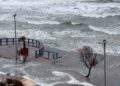 El fuerte viento y la crecida del mar volvieron a causar daños en la costanera de Monte Hermoso