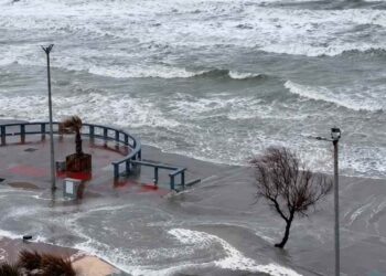 El fuerte viento y la crecida del mar volvieron a causar daños en la costanera de Monte Hermoso