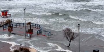 El fuerte viento y la crecida del mar volvieron a causar daños en la costanera de Monte Hermoso