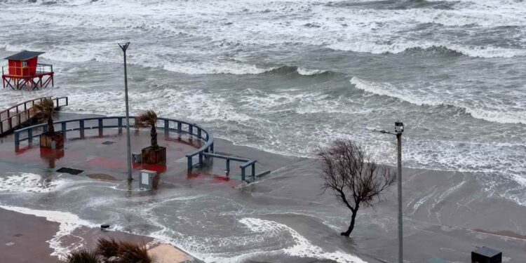 El fuerte viento y la crecida del mar volvieron a causar daños en la costanera de Monte Hermoso La crecida alcanzó distintos sectores del frente costero y, en algunos puntos, el agua ingresó varias decenas de metros hacia la zona urbana. El fenómeno volvió a poner en evidencia la vulnerabilidad de la costa después de los temporales de los últimos meses.