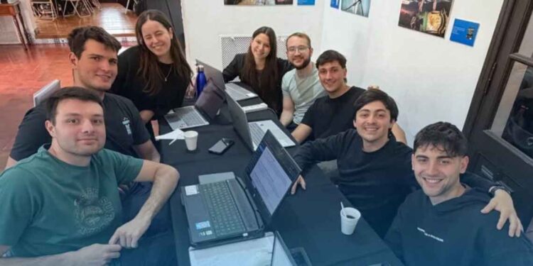 Estudiantes de la UNS y la UTN fueron premiados por un proyecto para recuperar asfalto con aceite de cocina usado Un equipo de nueve estudiantes obtuvo el segundo puesto nacional en el Rally de Innovación 2026. La propuesta combina el reciclaje de pavimento deteriorado con el aprovechamiento de aceite vegetal usado e incorpora un sistema de participación ciudadana.